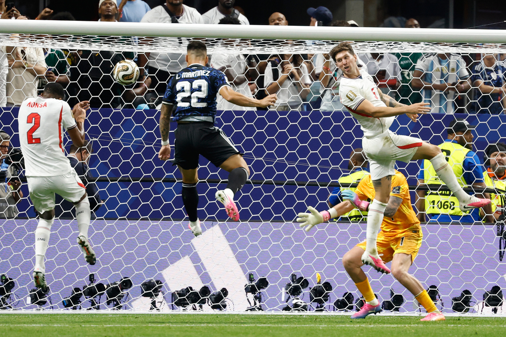 Lautaro Martinez đánh đầu ghi bàn ấn định chiến thắng 2-1 cho Argentina trong trận bán kết World Cup 2026 với Anh trên sân Atlanta ngày 15/7. Ảnh: AP