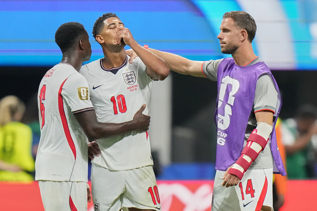 Jude Bellingham được Marc Guehi và Jordan Henderson an ủi sau trận Anh thua Argentina 1-2 ở bán kết World Cup 2026 trên sân Atlanta ngày 15/7. Ảnh: AP