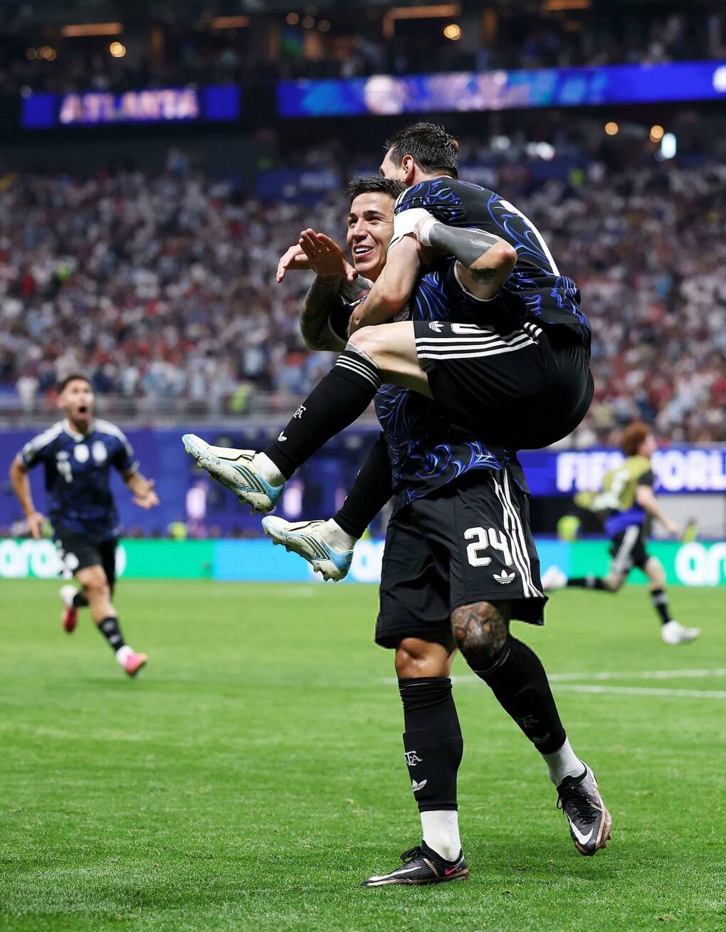 Enzo và Messi ăn mừng sau chiến thắng 2-1 trước đội tuyển Anh ở bán kết World Cup. Ảnh: REUTERS