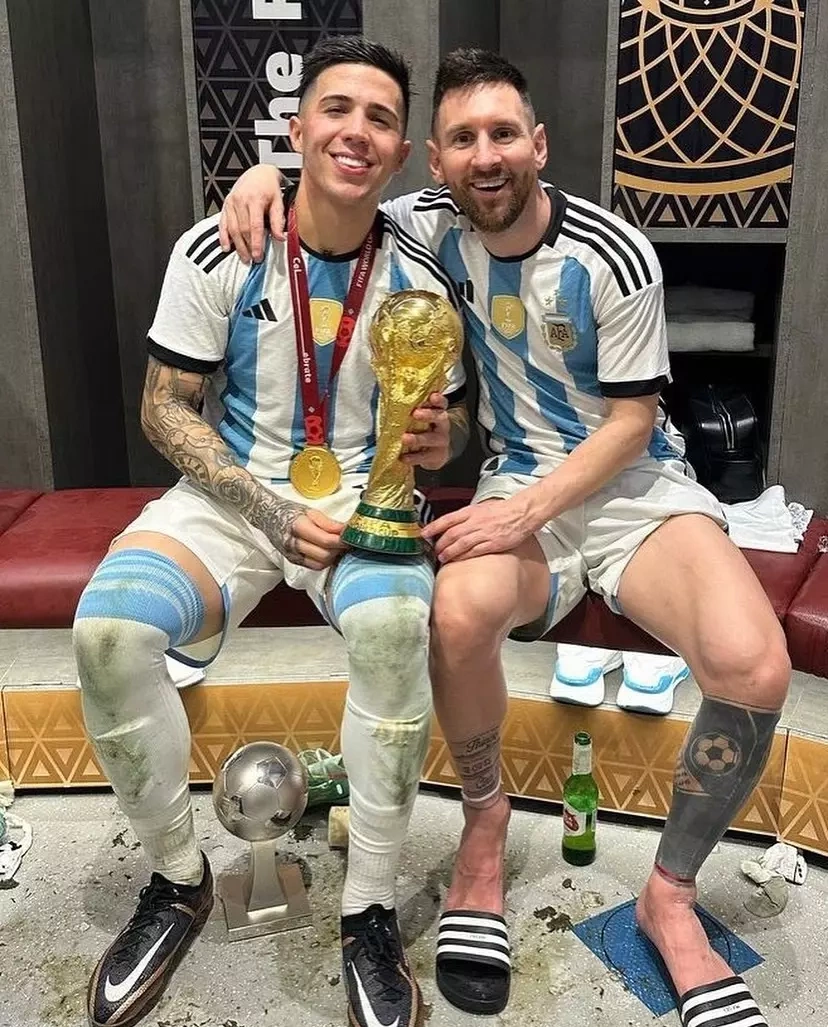 Messi chụp cùng Enzo Fernandez và Cup vàng sau trận chung kết World Cup 2022. Ảnh: