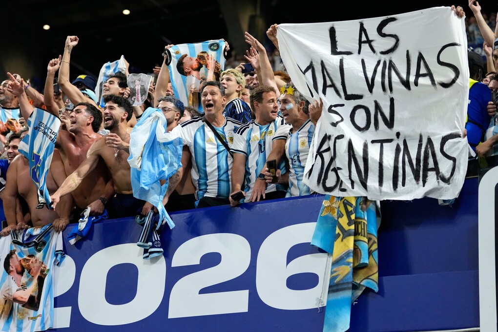 CĐV Argentina giương biểu ngữ với dòng chữ Quần đảo Malvinas thuộc về Argentina, ám chỉ quần đảo Falkland, sau trận bán kết World Cup giữa Anh và Argentina trên sân Atlanta, Mỹ ngày 15/7. Ảnh: AP