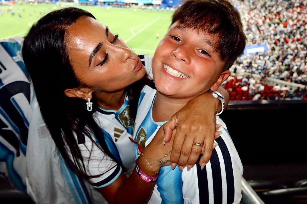 Antonela Roccuzzo và con trai ở trận  Argentina - Anh. Ảnh: Instagram/Antonela Roccuzzo