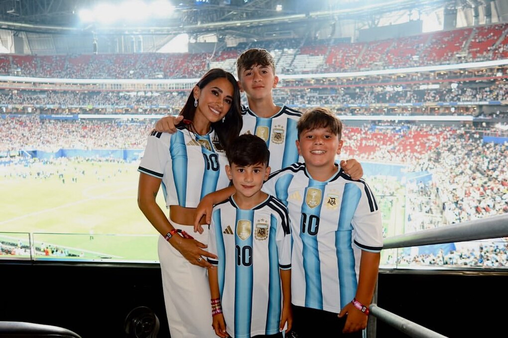 Antonela Roccuzzo và ba con xem trận bán kết. Ảnh: Instagram/Antonela Roccuzzo