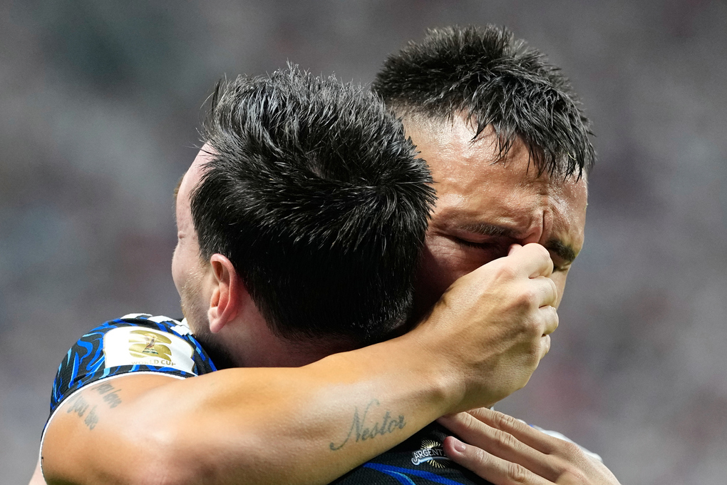 Lautaro Martinez (phải) khóc, ôm Lionel Messi mừng bàn nâng tỷ số lên 2-1 trong trận Argentina thắng Anh ở bán kết World Cup 2026 trên sân Atlanta, Mỹ ngày 15/7. Ảnh: AP