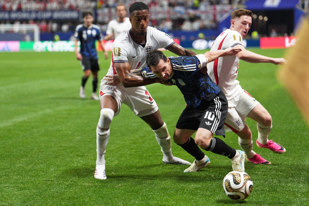 Lionel Messi (số 10) tranh chấp với Ezri Konsa (số 2) và Elliot Anderson trong trận Argentina thắng Anh 2-1 ở bán kết World Cup 2026 trên sân Atlanta, Mỹ ngày 15/7. Ảnh: AP