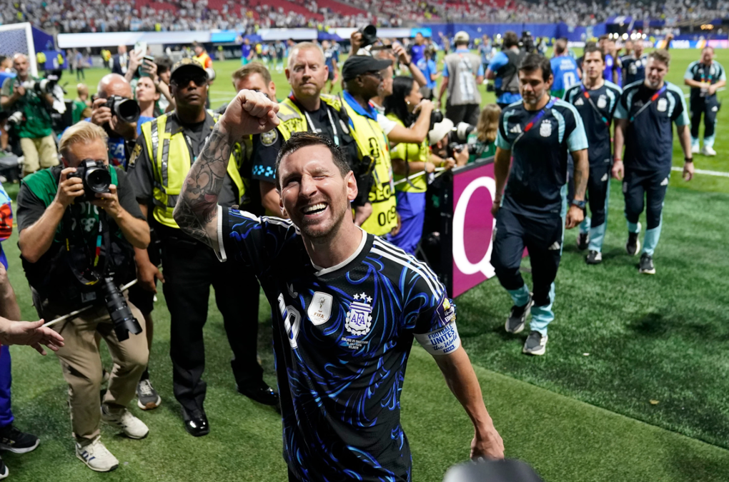 Lionel Messi vui mừng sau trận Argentina thắng Anh 2-1 ở bán kết World Cup 2026 tại Atlanta, Mỹ ngày 15/7/2026. Ảnh: AP