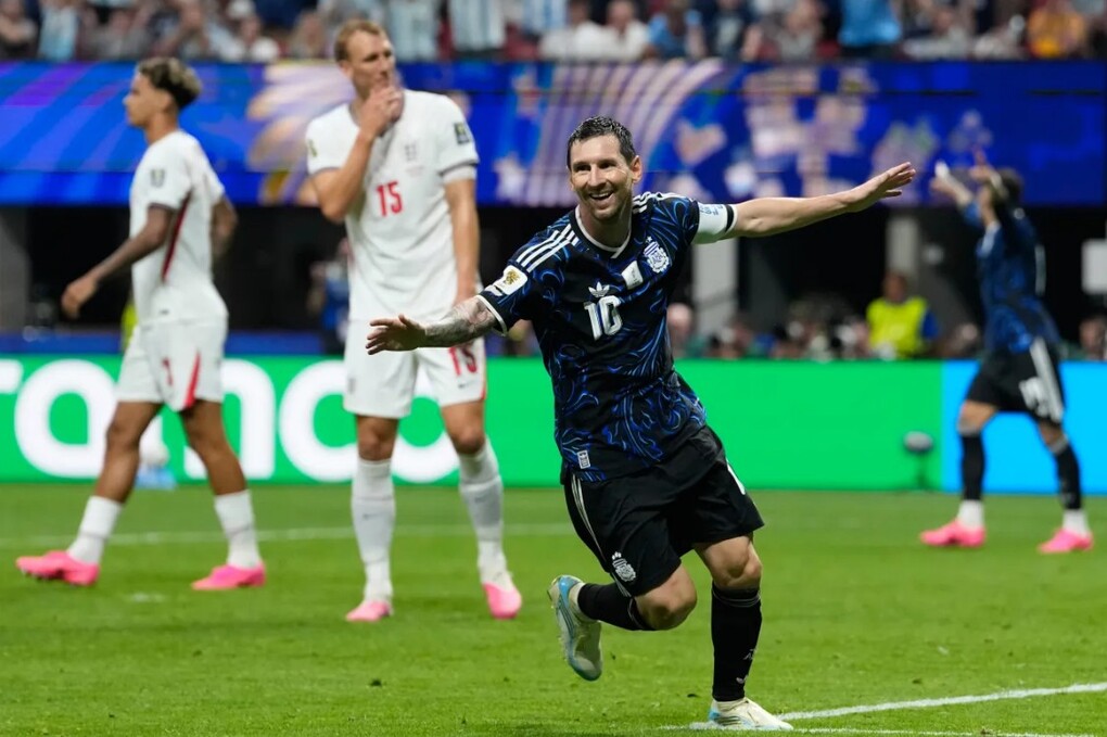 Siêu sao Lionel Messi ăn mừng sau khi Enzo Fernandez ghi bàn thắng đầu tiên cho đội nhà trong trận bán kết World Cup 2026 giữa Anh và Argentina tại Atlanta, Mỹ. Ảnh: AP/Rebecca Blackwell