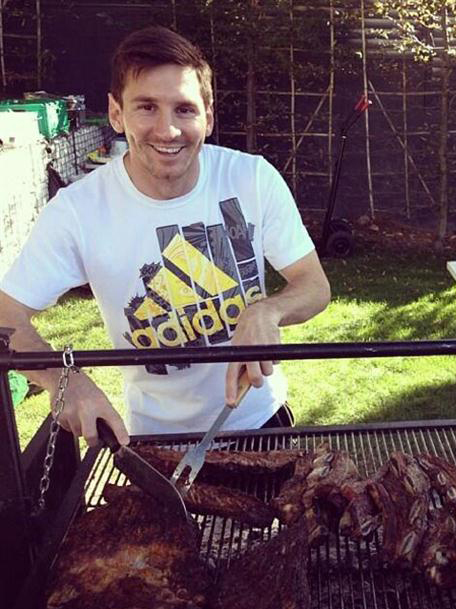 Messi nướng thịt trong một bức ảnh chụp năm 2014. Ảnh: Lionel Messi/Instagram