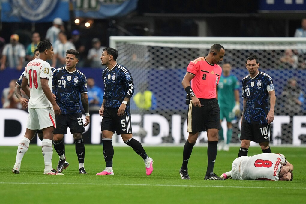 Jude Bellingham (10) và Leandro Paredes (5) lời qua tiếng lại trong trận Anh thua Argentina 1-2 ở bán kết World Cup 2026 trên sân Mercedes-Benz, Atlanta, Mỹ ngày 15/7. Ảnh: AP