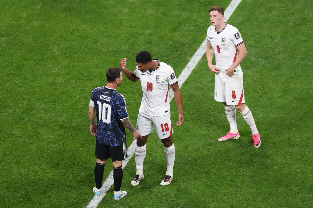 Lionel Messi (10) tranh cãi với Jude Bellingham (10) trong trận Argentina thắng Anh 2-1 ở bán kết World Cup 2026 trên sân Mercedes-Benz, Atlanta, Mỹ ngày 15/7. Ảnh: AFP
