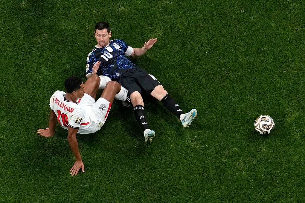 Jude Bellingham (trái) và Lionel Messi va chạm trong trận Argentina thắng Anh 2-1 ở bán kết World Cup 2026 trên sân Mercedes-Benz, Atlanta, Mỹ ngày 15/7. Ảnh: AP