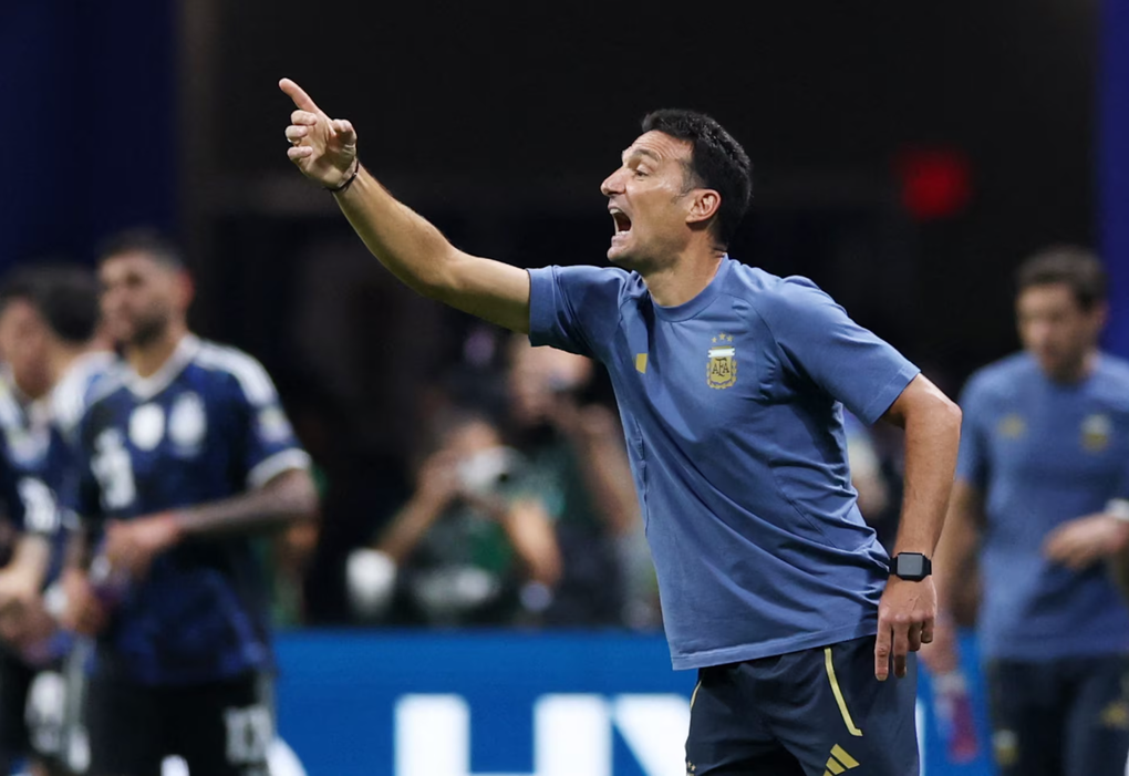 HLV Lionel Scaloni phản ứng sau khi Argentina ghi bàn thứ hai trong trận thắng Anh 2-1 ở bán kết World Cup 2026 tại Atlanta, Mỹ ngày 15/7/2026. Ảnh: Reuters