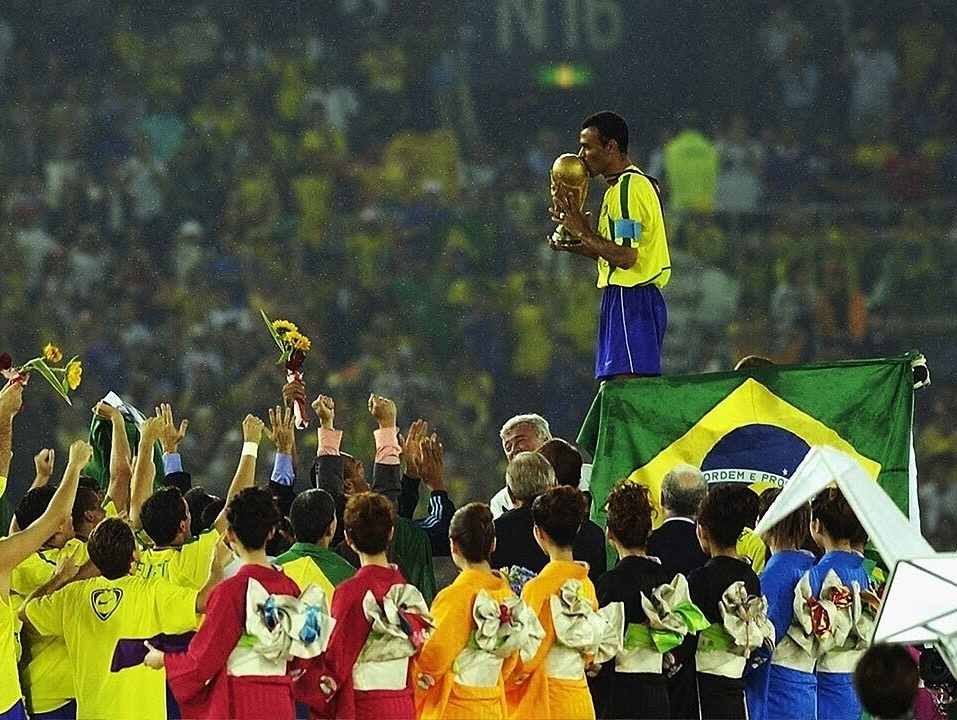 Cafu hôn cup, mừng chức vô địch World Cup, trên sân Yokohama, Nhật Bản hôm 30/6/2002. Ảnh: FIFA