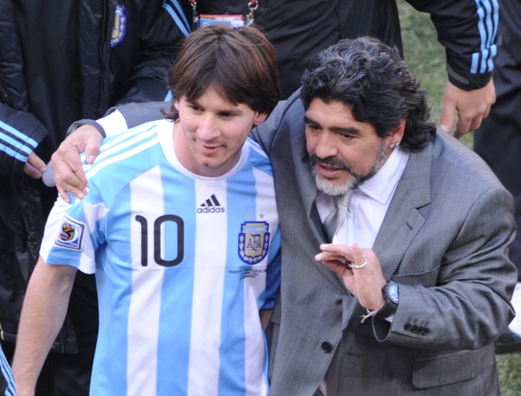 HLV Argentina Diego Maradona trò chuyện với Lionel Messi sau trận thắng Hàn Quốc 4-1 ở lượt đầu bảng B World Cup 2010 trên sân Soccer City Johannesburg, Nam Phi ngày 17/6/2010. Ảnh: AFP