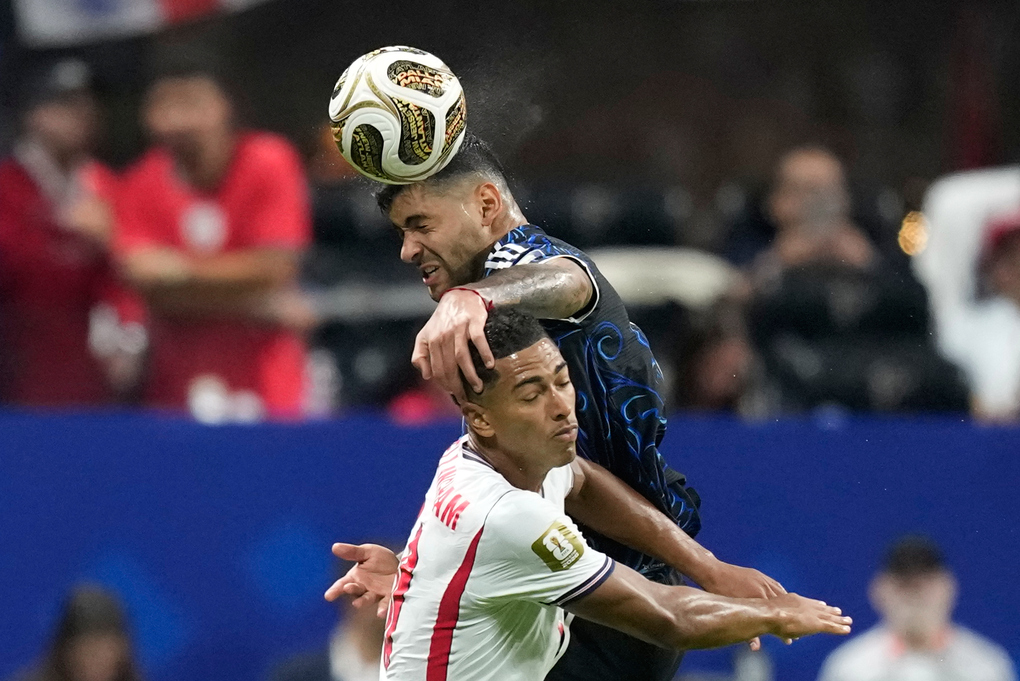 Cristian Romero tranh chấp bóng bổng với Jude Bellingham trong trận Argentina thắng Anh 2-1 ở bán kết World Cup 2026 tại Atlanta, Mỹ ngày 15/7/2026. Ảnh: AP