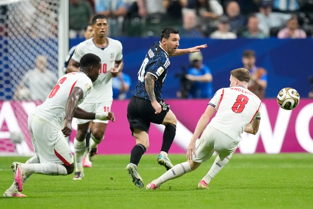 Tiền đạo Lionel Messi đỡ bóng giữa vòng bay của ba cầu thủ Anh trong trận Argenthan thắng ngược 2-1 ở bán kết World Cup 2026 trên sân Alanta, Mỹ ngày 15/7. Ảnh: AP