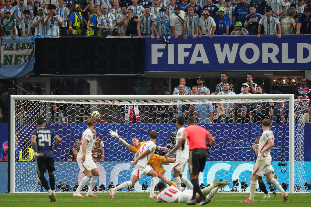 Enzo Fernandez (số 24) dứt điểm gỡ hòa 1-1 trong trận Argentina gặp Anh ở bán kết World Cup 2026 tại Morgan Rogers ngày 15/7/2026. Ảnh: AP