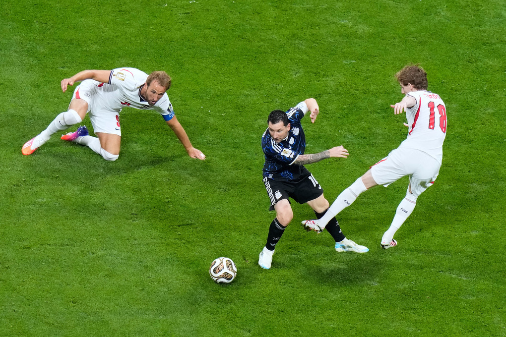 Lionel Messi (10) đi bóng qua Anthony Gordon (18) và Harry Kane (9) trong trận Argentina thắng ngược Anh 2-1 ở bán kết World Cup 2026 trên sân Mercedes-Benz, Atlanta ngày 15/7/2026. Ảnh: AP