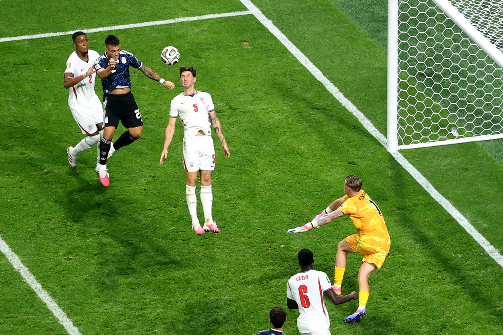 Tiền đạo Argentina Lautaro Martinez bật cao hơn các hậu vệ John Stones (số 5) và Ezri Konsa (số 2) đánh đầu hạ thủ môn Jordan Pickford, ghi bàn ấn định thắng lợi 2-1 trước tuyển Anh ở bán kết World Cup 2026 trên sân Alanta, Mỹ ngày 15/7/2026. Ảnh: AP
