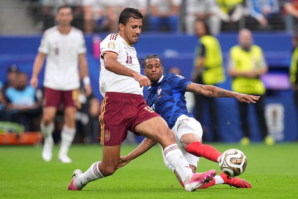 Tiền vệ Tây Ban Nha Rodri (16) tranh chấp với tiền đạo Pháp Michael Olise (11) trong trận bán kết World Cup 2026 trên sân Arlington, Texas, gần Dallas, Mỹ ngày 14/7/2026. Ảnh: AP