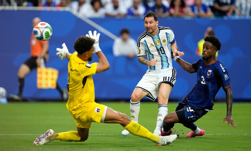 Messi (10) ghi bàn mở tỷ số cho Argentina trong trận thắng Cape Verde 3-2 ở vòng 1/8 World Cup 2026 trên sân Hard Rock, Miami Gardens, bang Florida, Mỹ ngày 3/7. Ảnh: AP