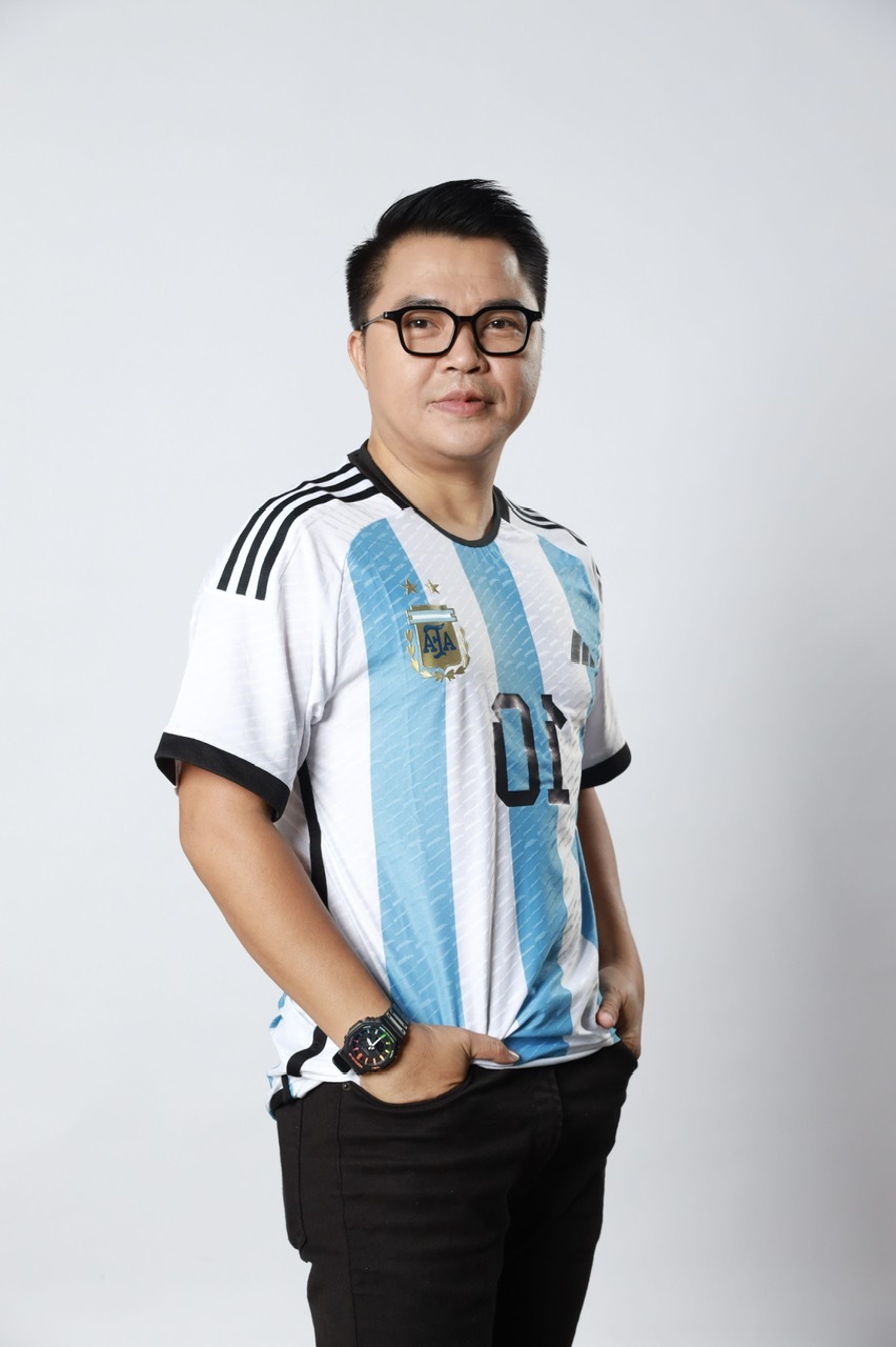 Ca sĩ Lê Minh mặc áo số 10 của Messi chụp ảnh kỷ niệm. Ảnh: Nhân vật cung cấp