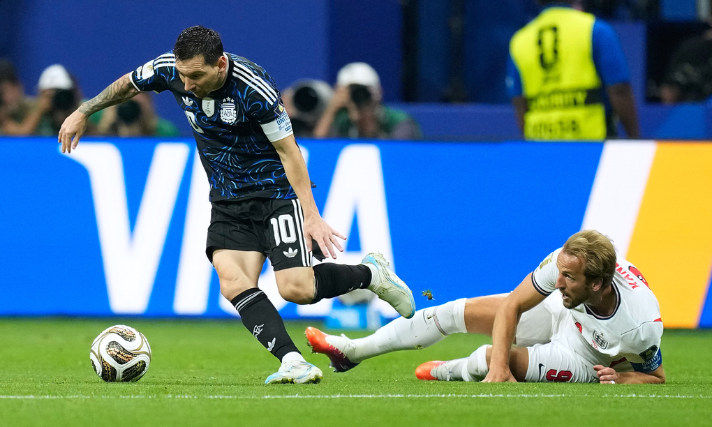 Harry Kane (phải) tranh bóng với Lionel Messi trong trận Anh thua Argentina 1-2 ở bán kết World Cup trên sân Atlanta, Mỹ ngày 15/7. Ảnh: AP