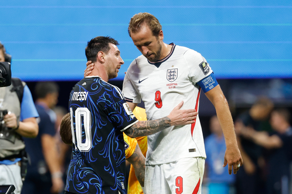 Lionel Messi của Argentina ôm Harry Kane sau trận thắng Anh 2-1 ở bán kết World Cup 2026 trên sân Atlanta, Mỹ ngày 15/7. Ảnh: AP