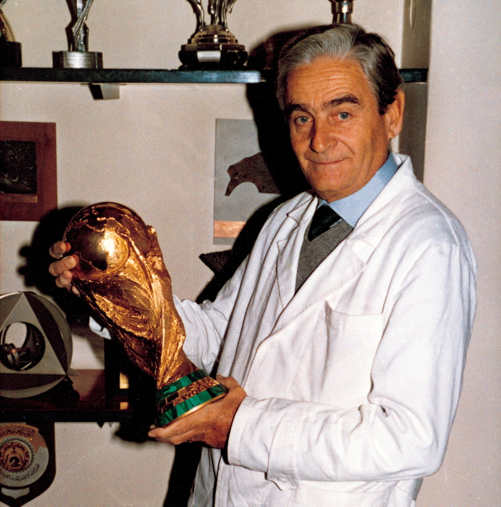 Điêu khắc gia Silvio Gazzaniga, tác giả chiếc cúp vô địch FIFA World Cup, chụp ảnh cùng tác phẩm trong nhà xưởng ở Milan năm 1972. Ảnh: Gia đình Gazzaniga