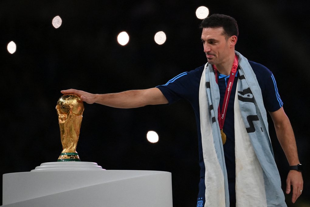 HLV Argentina, Lionel Scaloni chạm tay vào Cup vàng sau khi thắng Pháp trong trận chung kết World Cup 2022 trên sân Lusail, Doha, Qatar ngày 18/12/2022. Ảnh: AFP
