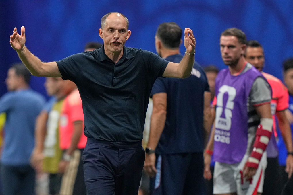 HLV Thomas Tuchel phản ứng trong trận Anh thua Argentina 1-2 ở bán kết World Cup 2026 trên sân Mercedes-Benz, Atlanta, Mỹ ngày 15/7. Ảnh: AP