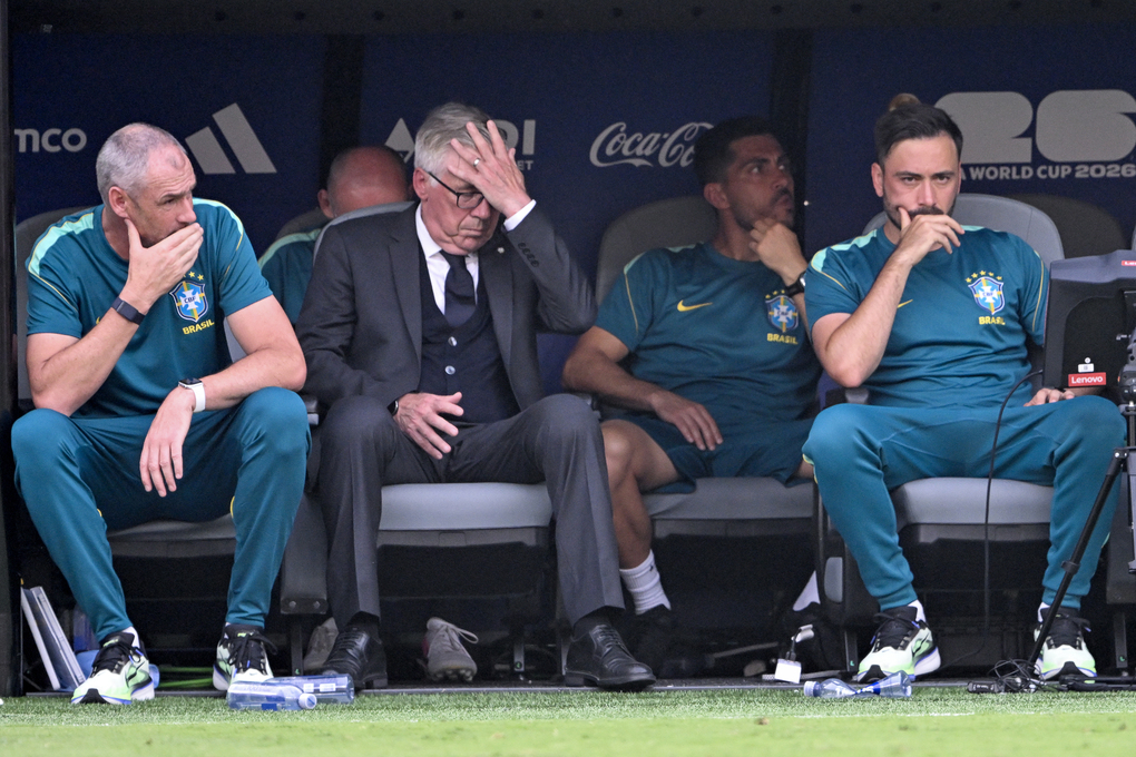 HLV Carlo Ancelotti phản ứng trong trận Brazil thua Na Uy 1-2 ở vòng 1/8 World Cup 2026 trên sân New York/New Jersey, East Rutherford, bang New Jersey, Mỹ ngày 5/7/2026. Ảnh: AFP