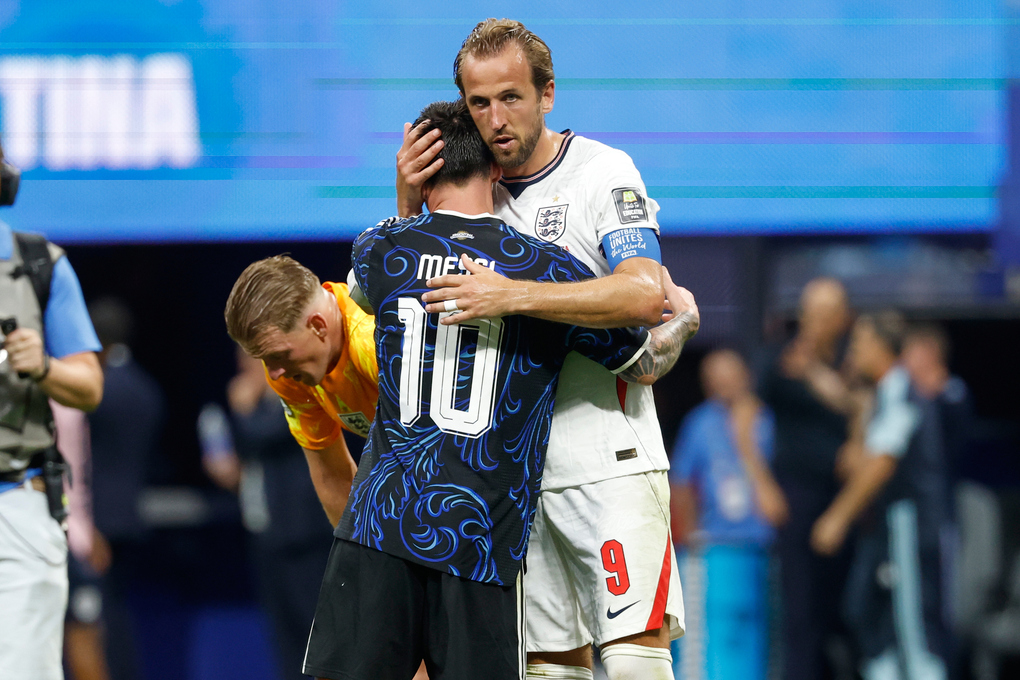 Lionel Messi (trái) và Harry Kane ôm nhau sau khi trận bán kết World Cup 2026 giữa Argentina và Anh khép lại trên sân Mercedes-Benz, Atlanta, Mỹ, ngày 15/7/2026. Ảnh: AP