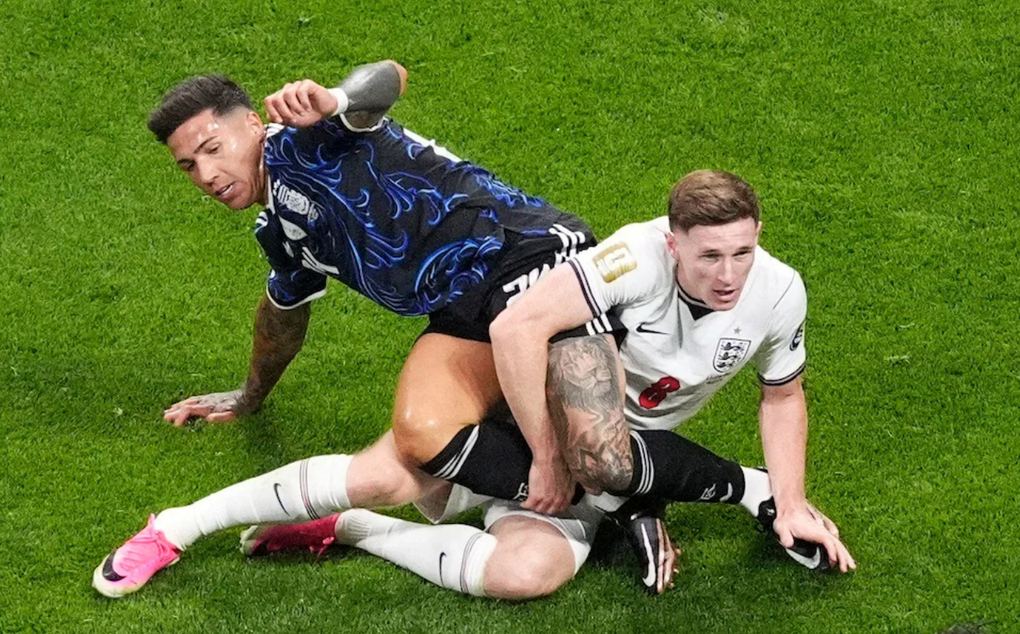 Enzo Fernandez (trái) và Elliot Anderson tranh chấp trong trận Argentina gặp Anh ở bán kết World Cup 2026 trên sân Mercedes-Benz, Atlanta, Mỹ ngày 15/7. Ảnh: AP