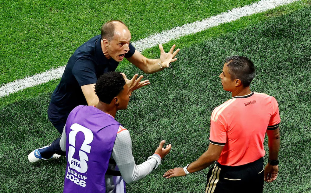 HLV Thomas Tuchel phàn nàn ngoài đường biên. Ảnh: Reuters