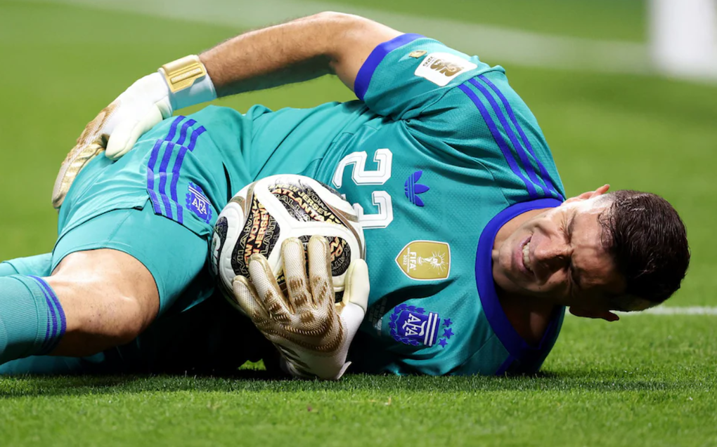 Emiliano Martinez nằm sân câu giờ cuối trận. Ảnh: Reuters