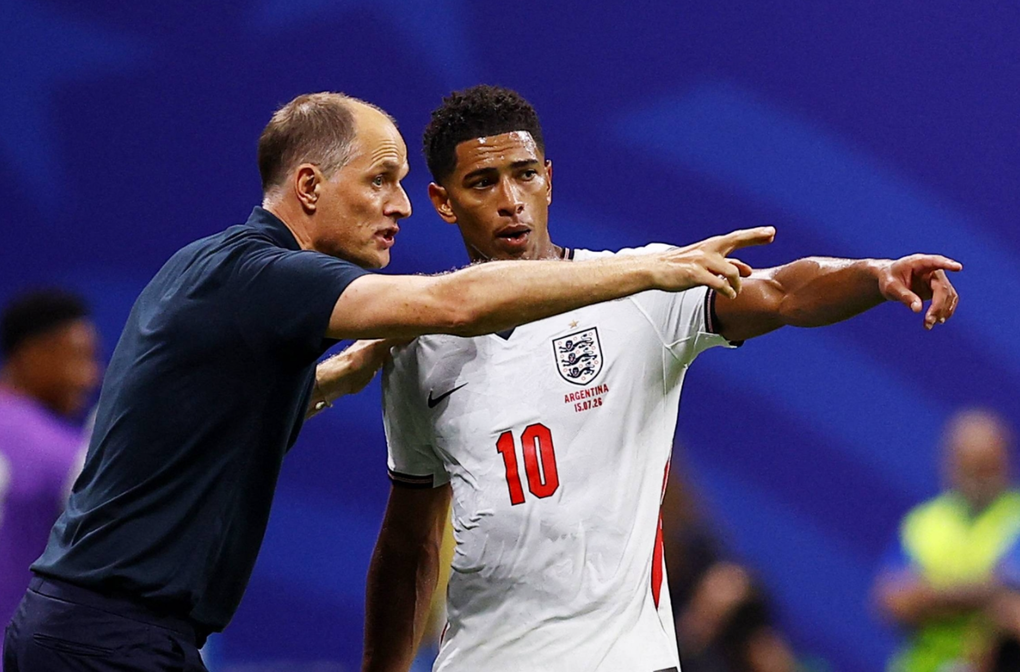 HLV Thomas Tuchel (trái) chỉ đạo Jude Bellingham trong trận Anh thua Argentina 1-2 ở bán kết World Cup 2026 trên sân Alanta, Mỹ ngày 15/7/2026. Ảnh: Reuters