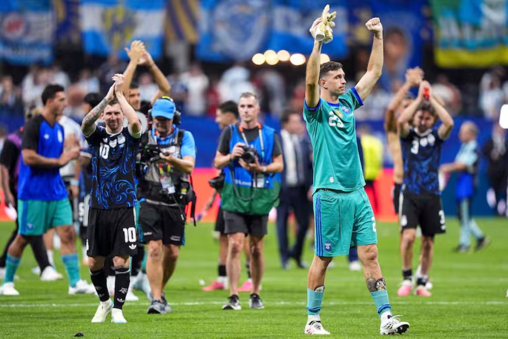 Lionel Messi (trái) và Emiliano Martinez tri ân người hâm mộ sau trận. Ảnh: La Nacion