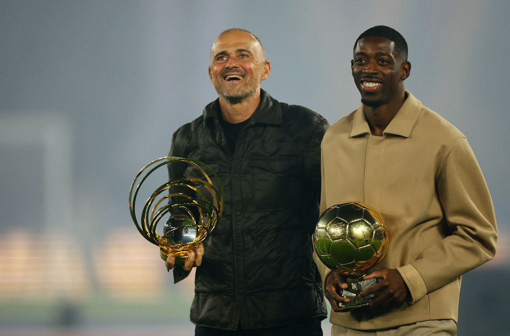 HLV Luis Enrique cùng tiền đạo Ousmane Dembele khoe phần thưởng cho HLV hay nhất và Quả Bóng Vàng sau trận PSG - Auxerre trên sân Parc des Princes, Paris, ngày 27/9/2025. Ảnh: Reuters