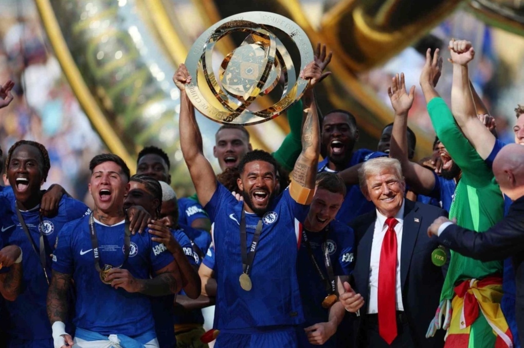 Đội trưởng Chelsea nâng cao cup vô địch giải FIFA Club World Cup, bên cạnh là Tổng thống Mỹ Donald Trump tại sân MetLife, East Rutherford, bang New Jersey, Mỹ ngày 13/7/2025. Ảnh: Reuters