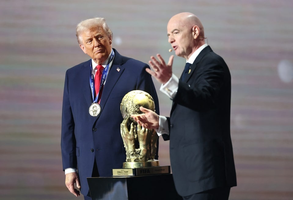 Tổng thống Mỹ Donald Trump nhận giải FIFA Hòa bình từ Chủ tịch FIFA Gianni Infantino hồi tháng 12/2025. Ảnh: Reuters