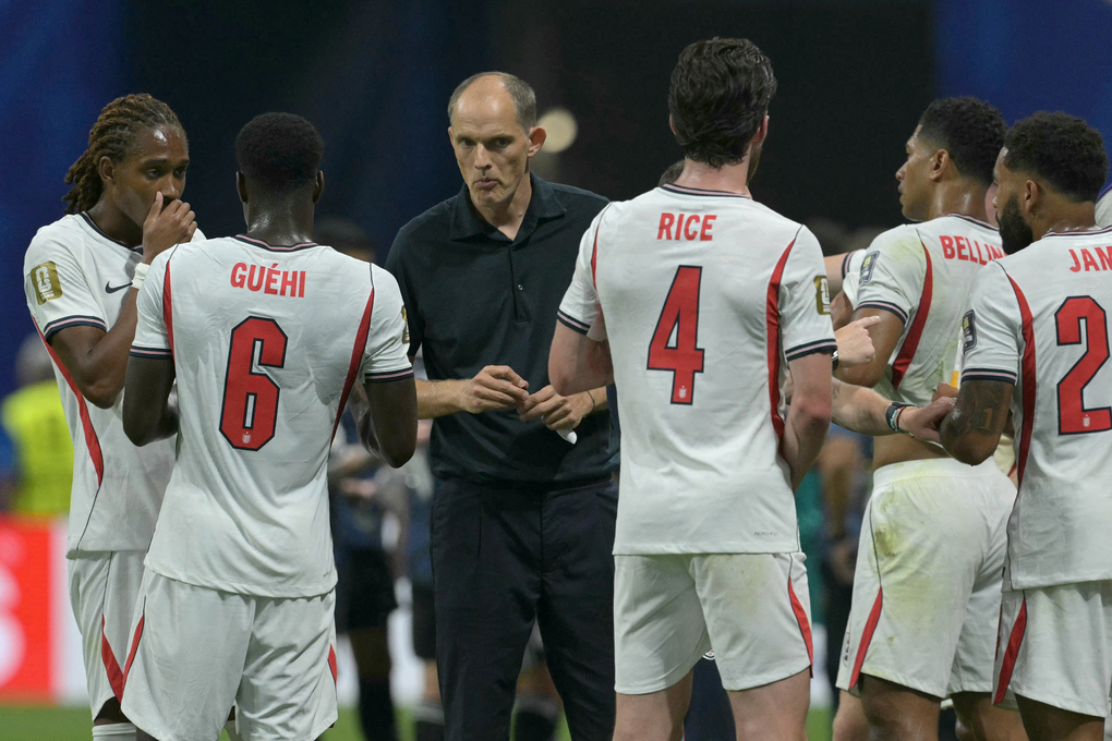 HLV Thomas Tuchel trao đổi cới cầu thủ Anh trong trận thua Argentina 1-2 ở bán kết World Cup 2026 trên sân Atlanta, Mỹ ngày 15/7/2026. Ảnh: AFP