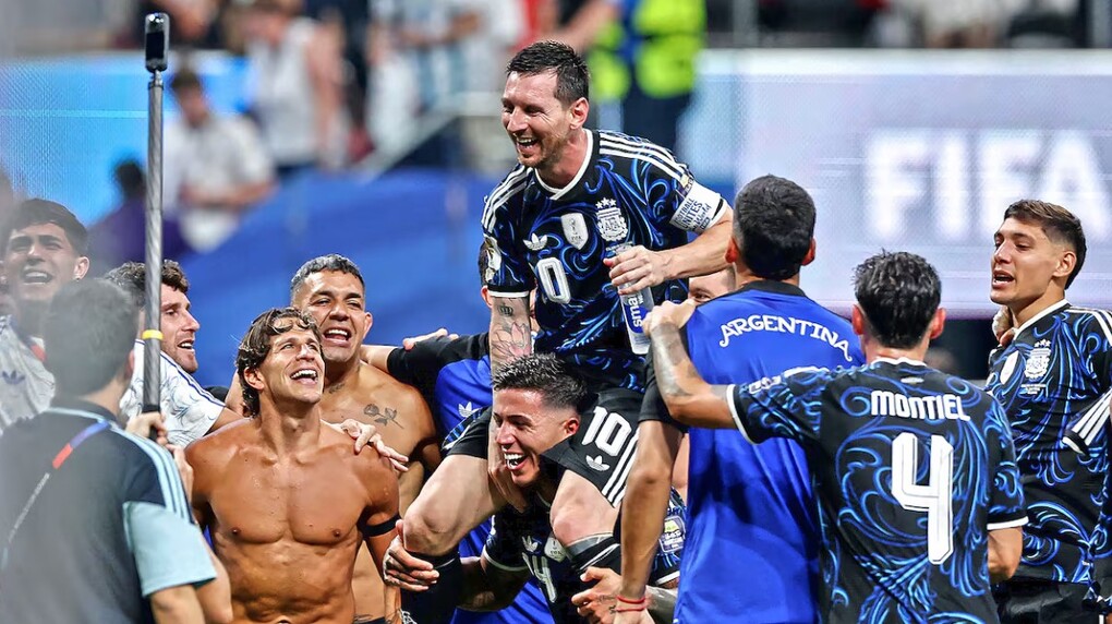 Messi và các đồng đội ăn mừng sau khi giành chiến thắng trước đội tuyển Anh tại World Cup 2026 hôm 15/7. Ảnh: Reuters