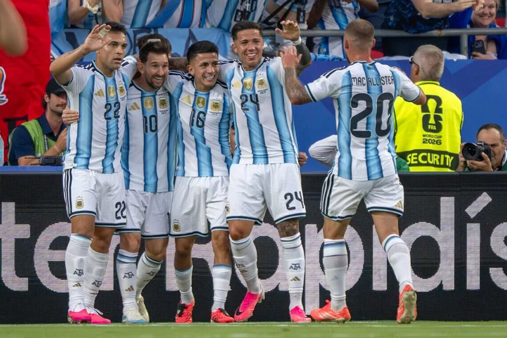 Các cầu thủ tuyển Argentina trong trận đấu vòng bảng World Cup 2026 gặp Algeria tại Sân vận động Kansas City, thành phố Kansas, Mỹ, hôm 16/6. Ảnh: Emily Curiel