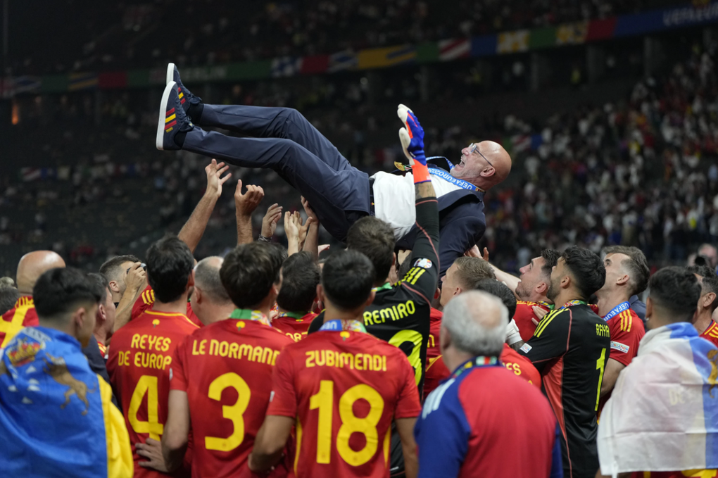 HLV Luis de la Fuente được các cầu thủ Tây Ban Nha tung lên ăn mừng sau trận thắng Anh 2-1 ở chung kết Euro 2024 tại Berlin, Đức ngày 14/7/2024. Ảnh: AP