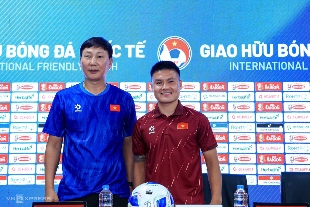 HLV Kim Sang-sik (trái) và đội trưởng Nguyễn Quang Hải tham dự họp báo tại sân Thái Nguyên chiều 17/7/2026, trước trận giao hữu Việt Nam gặp Myanmar. Ảnh: Minh Minh