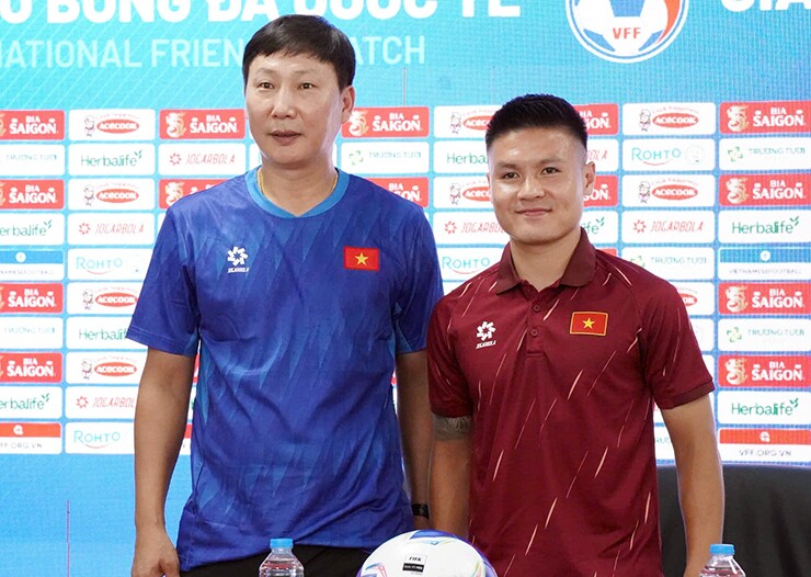 HLV Kim Sang Sik và Quang Hải dự họp báo chiều ngày 17/7 tại Thái Nguyên.