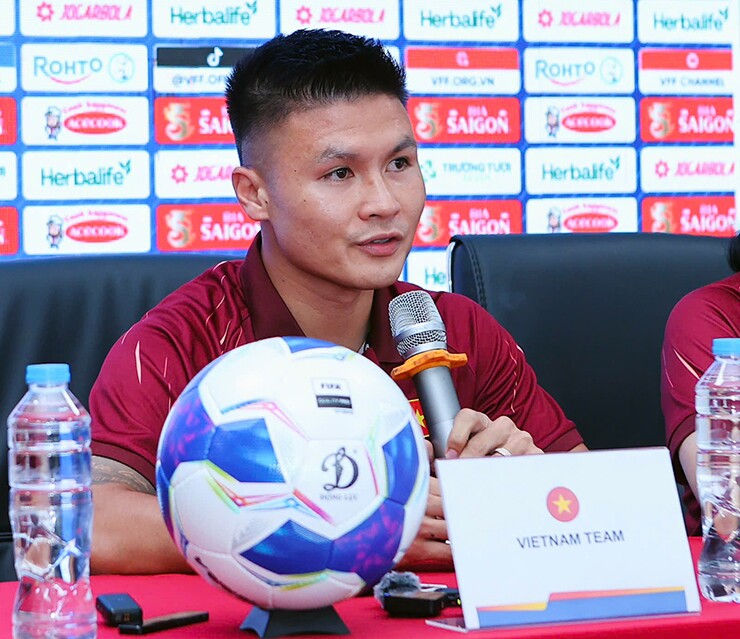 Đội trưởng Quang Hải trả lời họp báo.