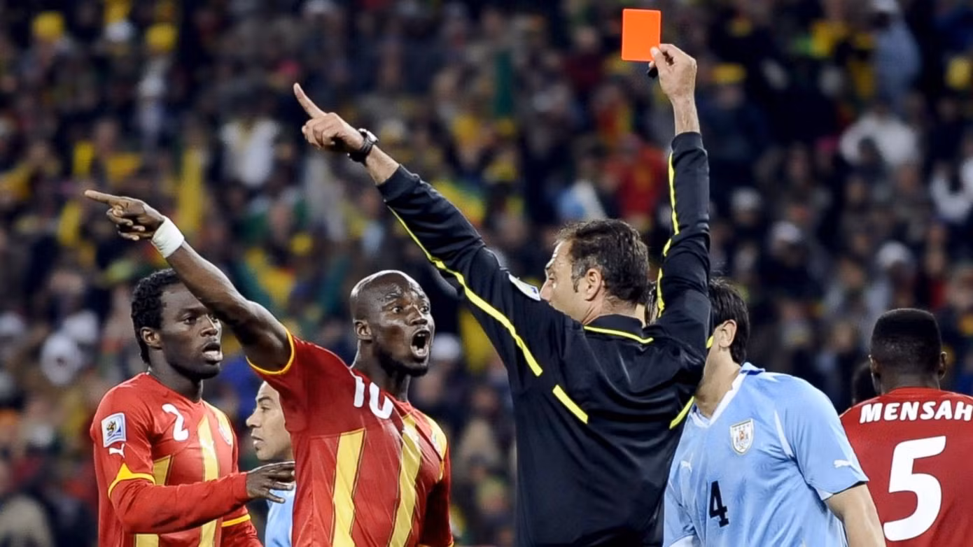 FIFA sẽ phạt thẻ đỏ với cầu thủ... che miệng tại World Cup 2026 - 1