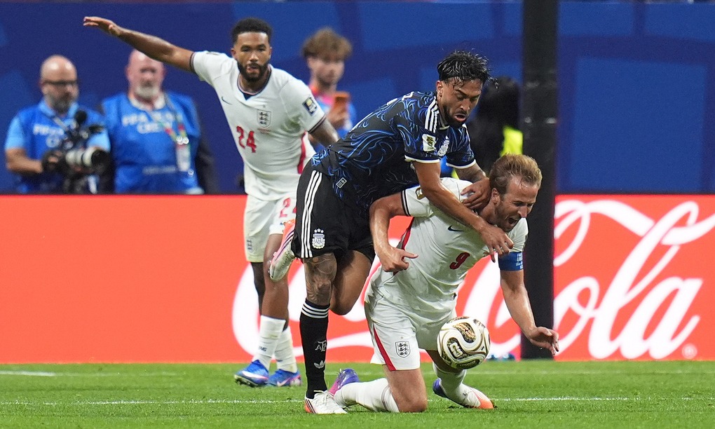 Nico Gonzalez (trái) tranh bóng với Harry Kane trong trận Argentina thắng Anh 2-1 ở bán kết World Cup 2026 trên sân Atlanta, Mỹ ngày 15/7. Ảnh: AP